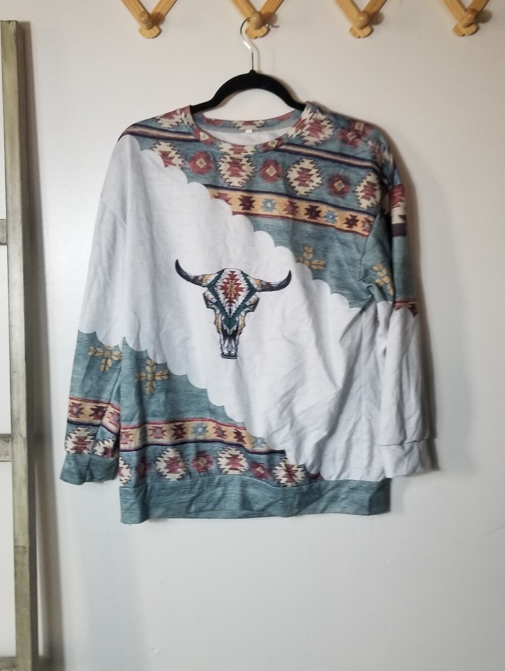WOMEN'S SOUTHWESTERN BULL SKULL LONG SLEEVE SIZE MEDIUM